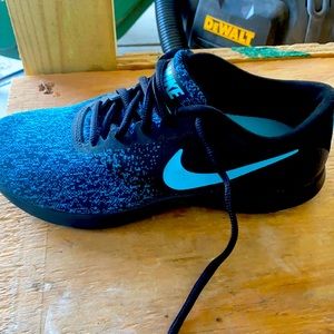 Nike size 7 Flex contact comfy running shoe.
